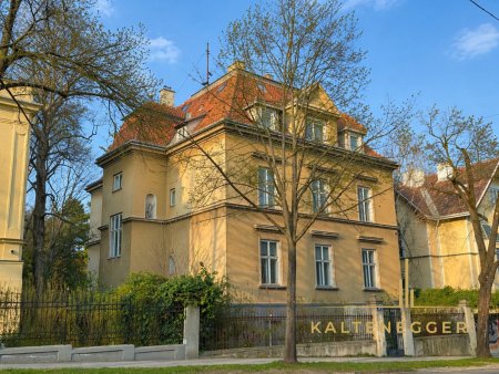 Herrschaftliche Cottage Villa in prominentester Lage mit hohem Entwicklungspotenzial