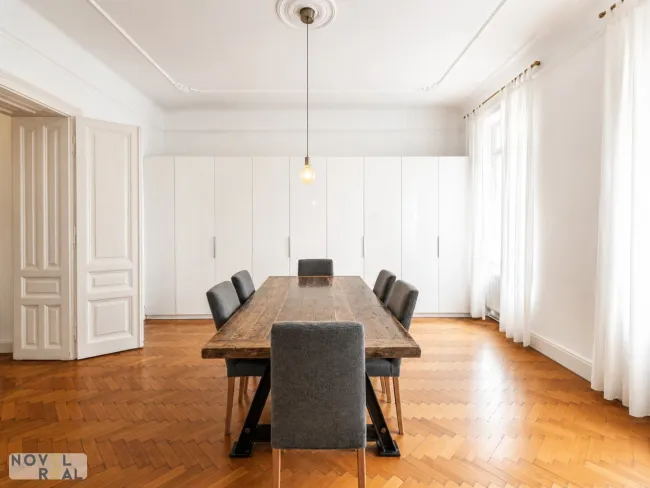 Licht, Eleganz und Altbaucharme in perfekter Harmonie - Bild