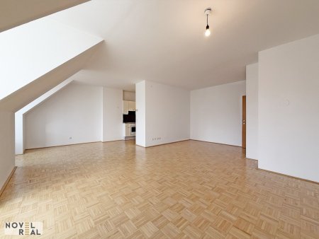 Sonnige 2 Zimmer Dachgeschoss Wohnung mit großzügigem Wohnbereich