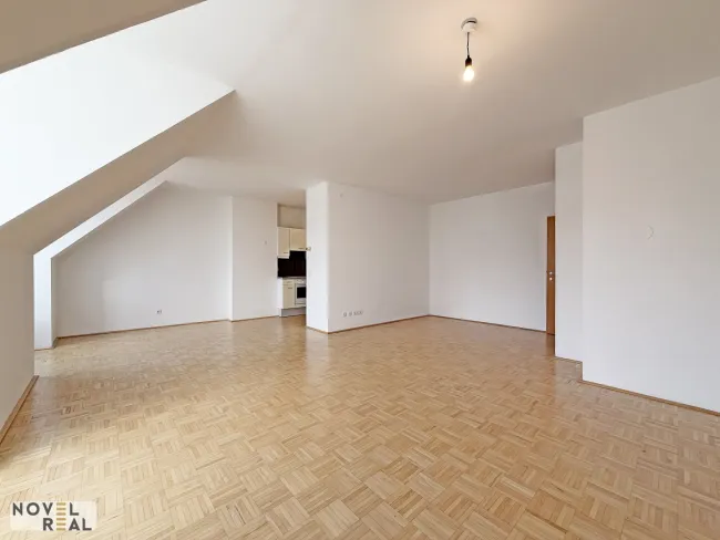 Sonnige 2 Zimmer Dachgeschoss Wohnung mit großzügigem Wohnbereich - Titelbild