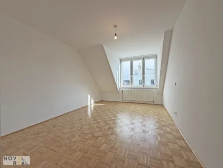 Sonnige 2 Zimmer Dachgeschoss Wohnung mit großzügigem Wohnbereich