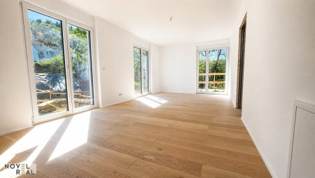 Erstbezugwohnung mit Balkon! Pool im Gemeinschaftsgarten!