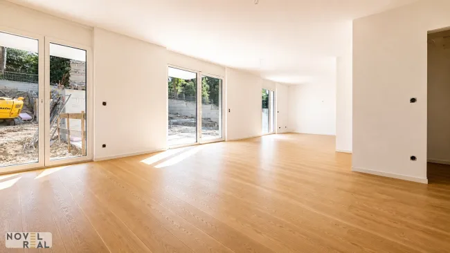 In Kürze bezugsbereit: Stilvolle 3-Zimmer-Erstbezugswohnung mit Balkon – Pool im Gemeinschaftsgarten inklusive - Titelbild