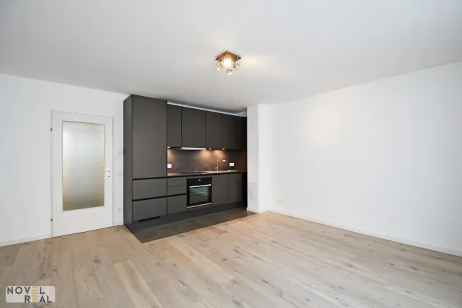 Hervorragend sanierte 2 Zimmerwohnung inklusive 2 Auto & 2 Motorradabstellplätzen - Bild