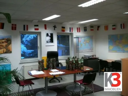 Büro möbliert