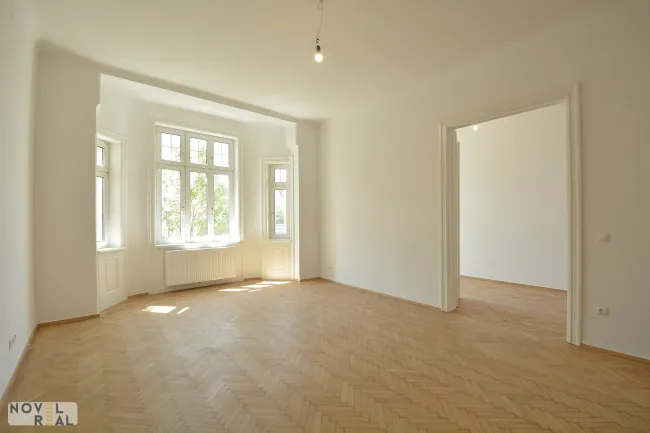 Sanierungsbedürftige, großzügige 4-Zimmer-Wohnung mit Loggia - Bild