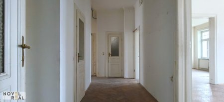 Sanierungsbedürftige, großzügige 4-Zimmer-Wohnung mit Loggia