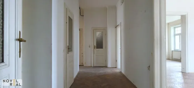Sanierungsbedürftige, großzügige 4-Zimmer-Wohnung mit Loggia - Bild