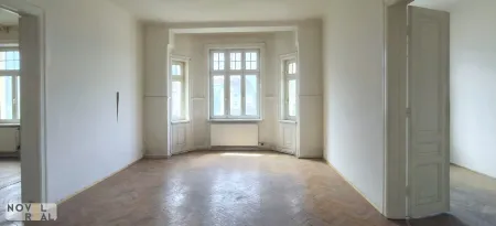 Sanierungsbedürftige, großzügige 4-Zimmer-Wohnung mit Loggia