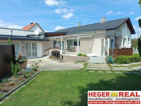unterkellertes WOHNHAUS / 4 - 5 ZIMMER / GARAGE und CARPORT / GROSSER GRUND