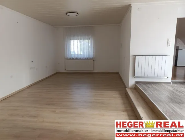unterkellertes WOHNHAUS / 4 - 5 ZIMMER / GARAGE und CARPORT / GROSSER GRUND - Bild