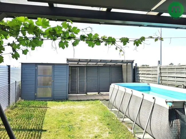 Garten mit Pool, Pergola und Gerätehäuschen
