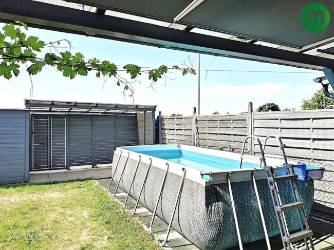 Garten mit Pool, Pergola und Gerätehäuschen