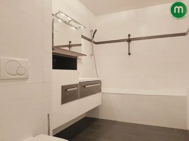 Bad mit Badewanne