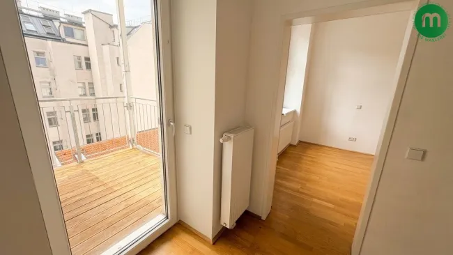 Zugang zu Balkon und Schlafzimmer