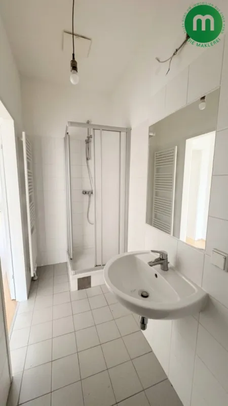 Badezimmer mit Eckdusche