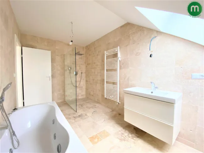 Bad mit Badewanne & Dusche