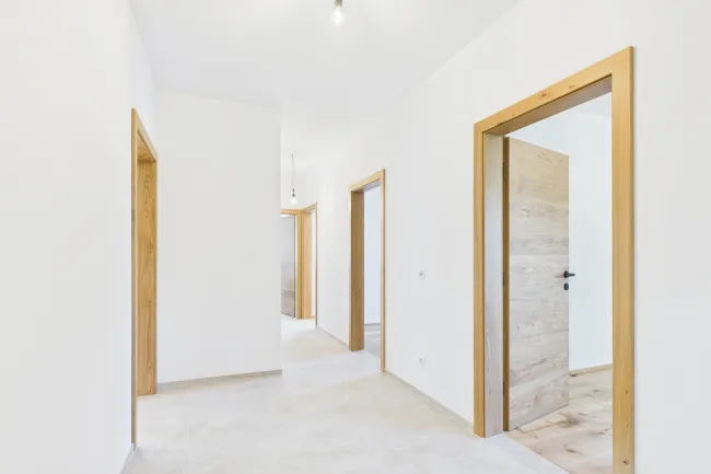 Neubaujuwel „Villenperle“ – Exklusives Zweifamilienhaus in Wörgls Villengegend - Bild