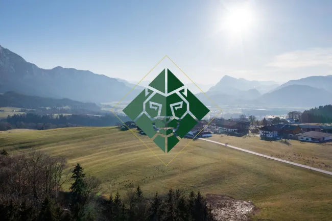 Gewidmetes Gewerbegrundstück am Niederndorferberg mit Panoramablick - Titelbild