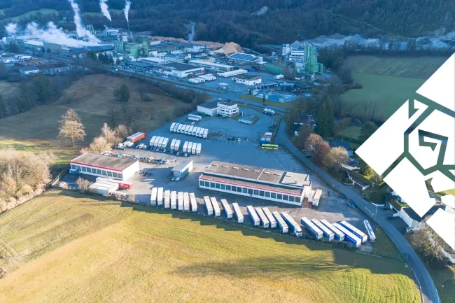 Großflächige Industrie- und Gewerbeliegenschaft mit umfassender Betriebsanlagengenehmigung in Top-Lage nahe der A12 - Titelbild