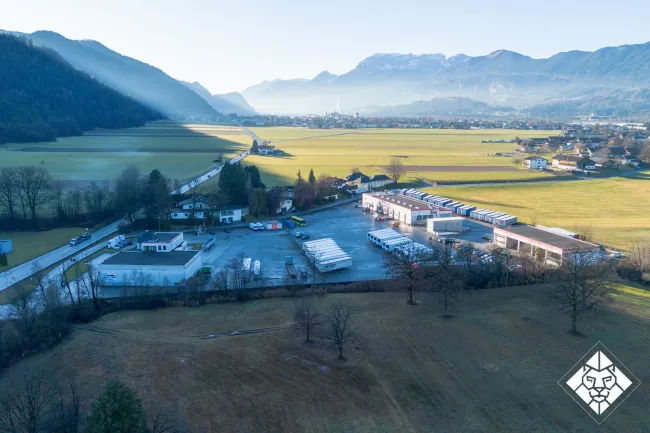 Großflächige Industrie- und Gewerbeliegenschaft mit umfassender Betriebsanlagengenehmigung in Top-Lage nahe der A12 - Bild