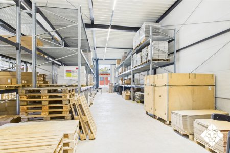 Modernes Palettenlager inklusive Handlingservice mit optimaler Verkehrsanbindung zu mieten