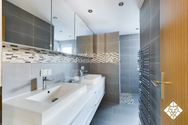 Ruhige Innenstadtlage mit Bahnhofsnähe – 3-Zimmer-Wohnung mit Garage und 4 % Mietrendite - Bild