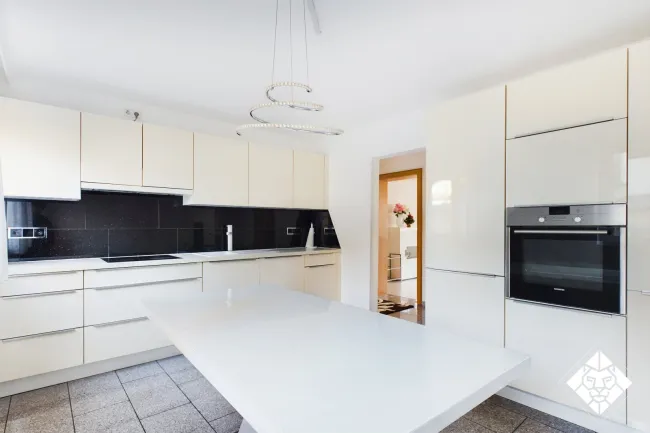 Ruhige Innenstadtlage mit Bahnhofsnähe – 3-Zimmer-Wohnung mit Garage und 4 % Mietrendite - Titelbild