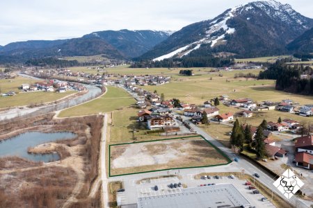 Toplage an der B172: Ihre Gelegenheit zum Kauf eines Gewerbe- und Produktionsgrundstücks in Kössen