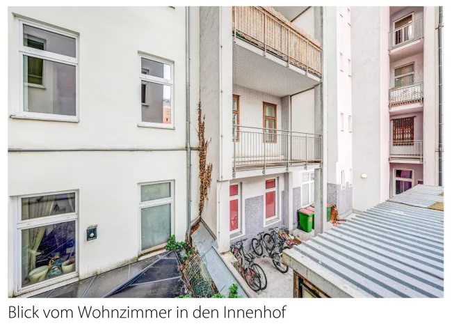 Blick vom Wohnzimmer in den Innenhof