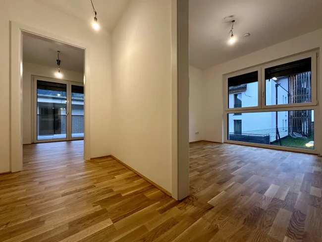 Gang mit Blick zu 2 Zimmern