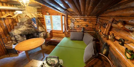 Stube mit Holzofen