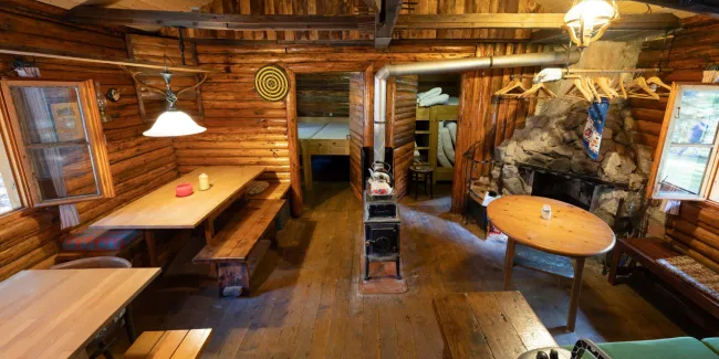 Stube mit Holzofen