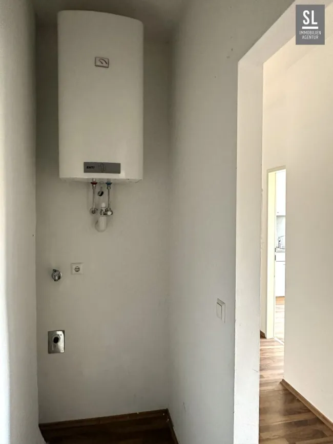 Abstellraum mit Boiler und Waschmaschinenanschluss