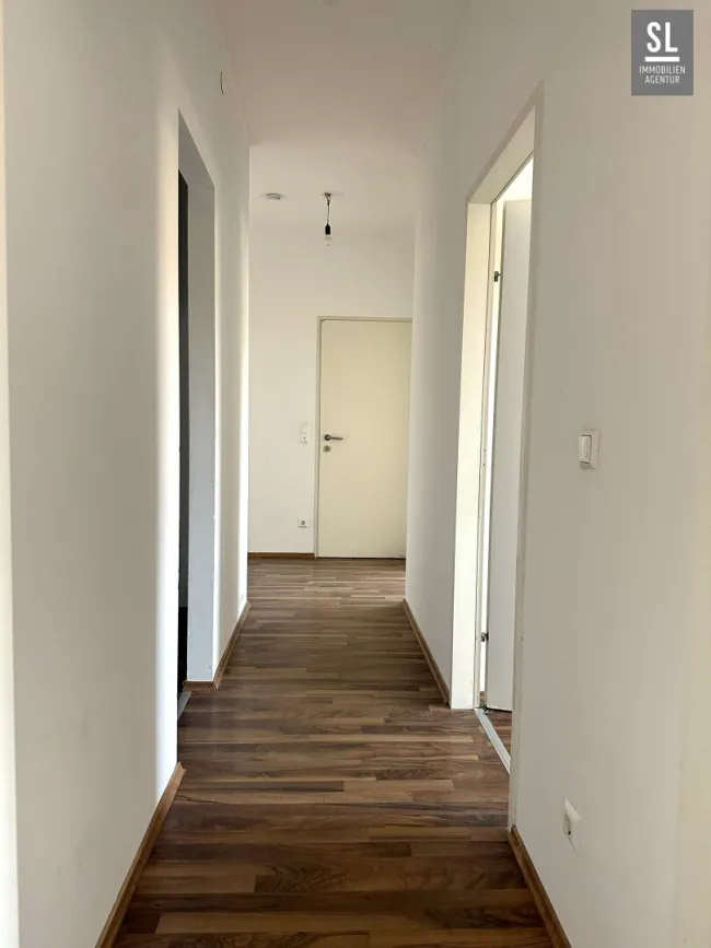 Links Abstellraum, rechts größeres Schlafzimmer, geradeaus Badezimmer