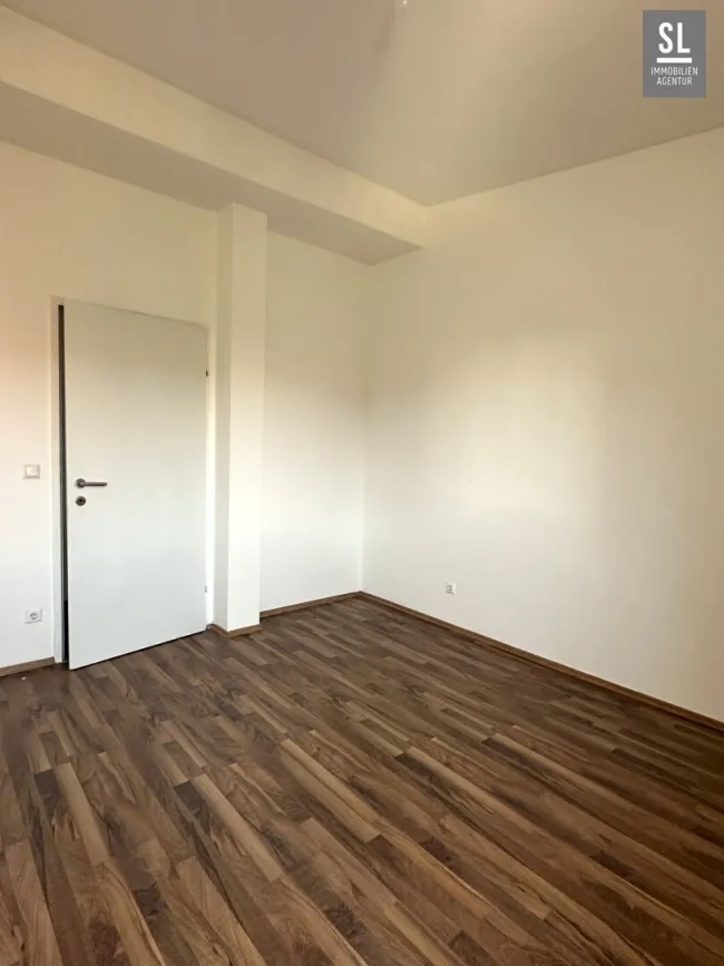 Größeres Schlafzimmer max. Raumhöhe 3,10