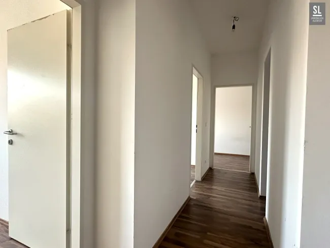 Gang zu den Schlafzimmern und rechts Abstellraum