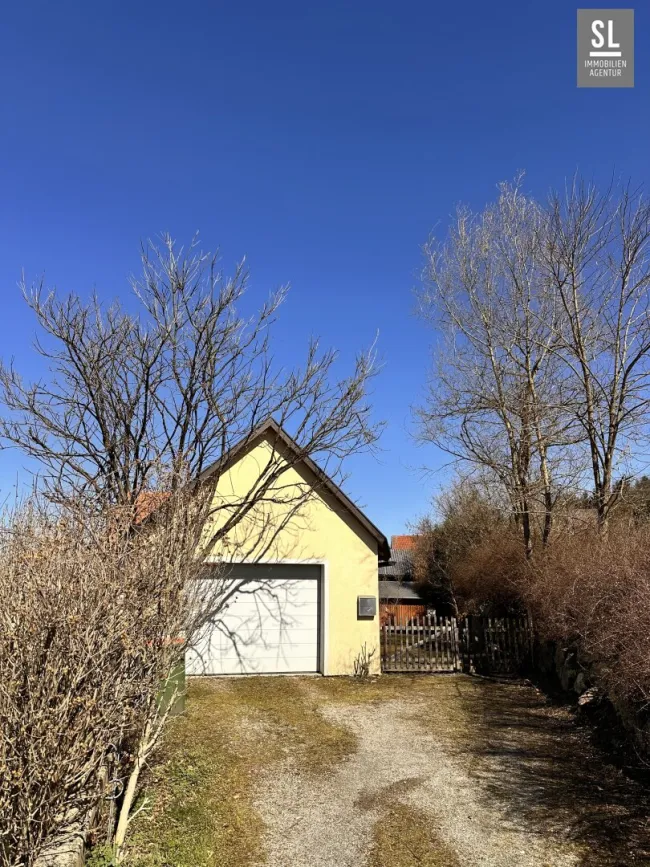 Garage mit zwei automatischen Sektionaltoren