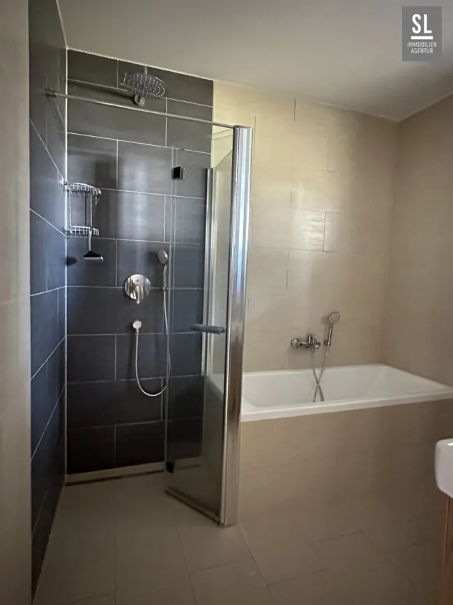 Bad mit Badewanne und Walk-In Dusche