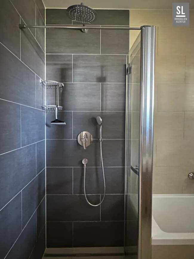 Walk-In Dusche mit Klapp-Glaswand
