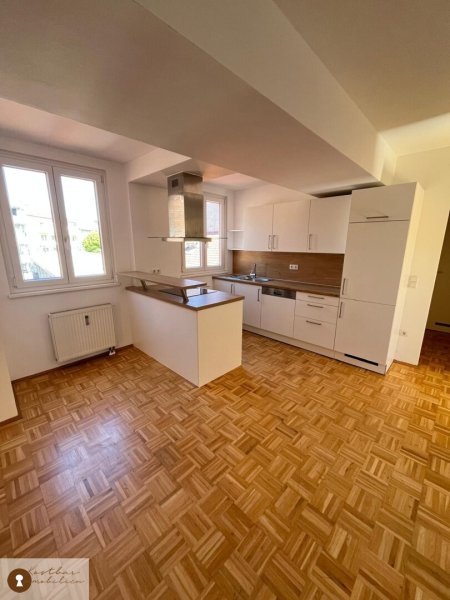 Besonders fulminante Dreieinhalbzimmerwohnung in sehr zentraler Lage, in der Griesgasse 38, zu vermieten! WG geeignet.