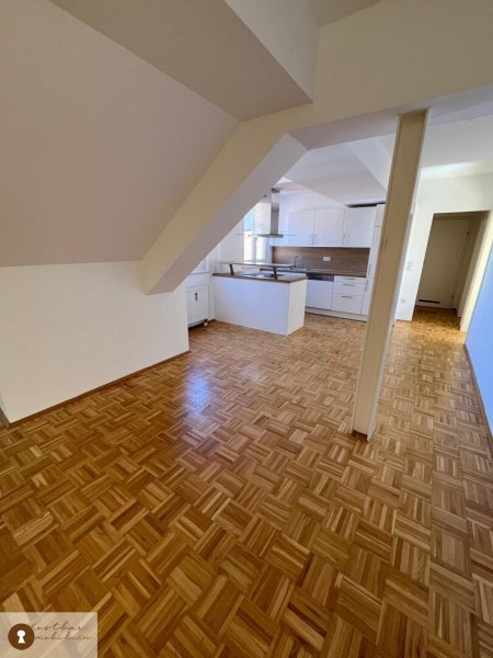 Besonders fulminante Dreieinhalbzimmerwohnung in sehr zentraler Lage, in der Griesgasse 38, zu vermieten! WG geeignet.