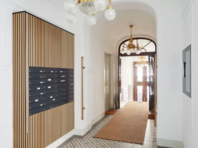 Stilvolle 2 Zimmer Wohnung, neu saniert, im wunderschönen Stilaltbau - Bild