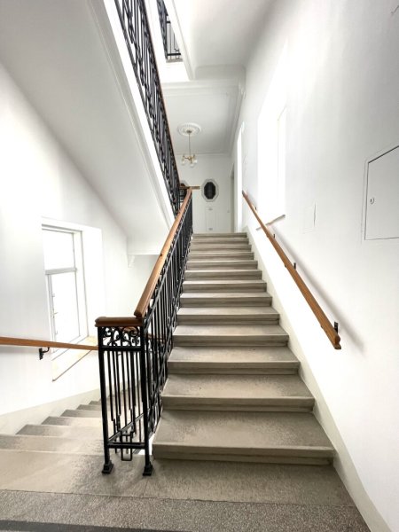 Stilvolle 2 Zimmer Wohnung, neu saniert, im wunderschönen Stilaltbau