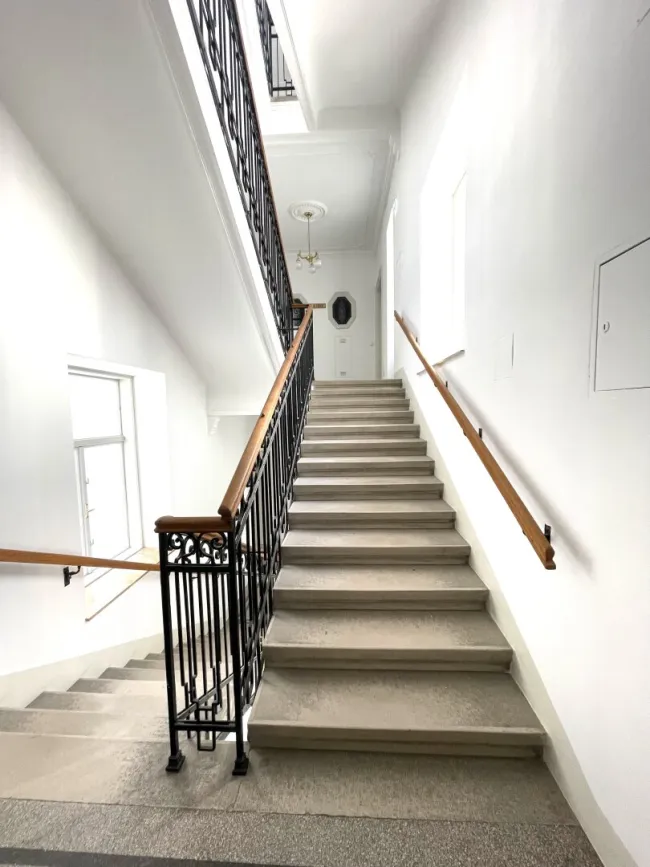 Stilvolle 2 Zimmer Wohnung, neu saniert, im wunderschönen Stilaltbau - Bild