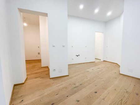 ERSTBEZUG NACH SANIERUNG: geräumige 2-Zimmerwohnung Nähe Adele-Jellinek-Park