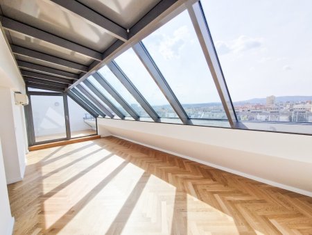 Sommer-Special: Jetzt nur die halbe Provision zahlen - bis 31.08.2026. Sonnige Dachgeschoß-Wohnung mit Terrasse in Bestlage des 15. Bezirkes zu kaufen