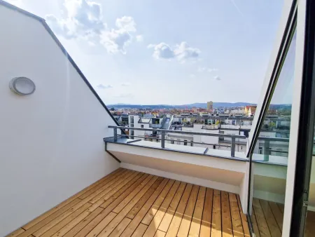 Sommer-Special: Jetzt nur die halbe Provision zahlen - bis 31.08.2026. Sonnige Dachgeschoß-Wohnung mit Terrasse in Bestlage des 15. Bezirkes zu kaufen