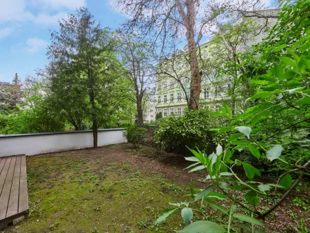 Gartentraum mitten in der Stadt - 1 Zimmer Wohnung mit privatem Keller in Bestlage des 7. Bezirks