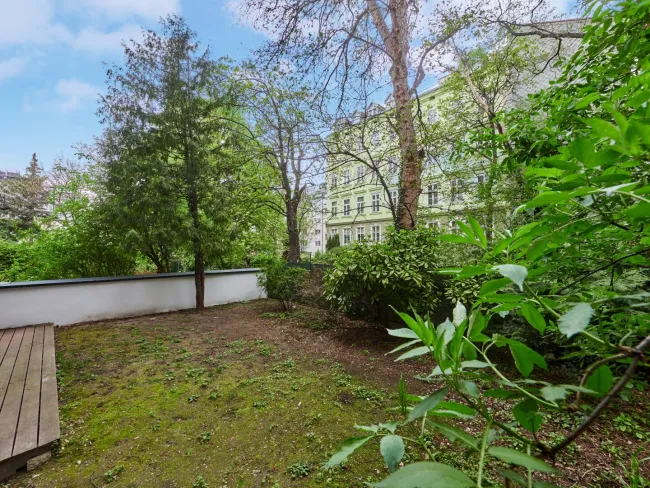 Gartentraum mitten in der Stadt - 1 Zimmer Wohnung mit privatem Keller in Bestlage des 7. Bezirks - Titelbild